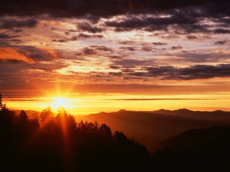 Sunrise_from_Newfound_Gap_Great_Smoky_Mountains_Tennessee.jpeg