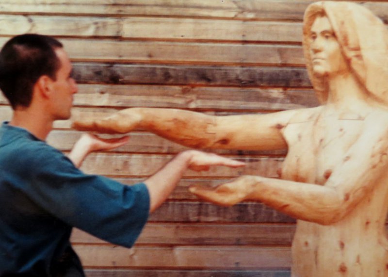 con mujer lluvia.JPG